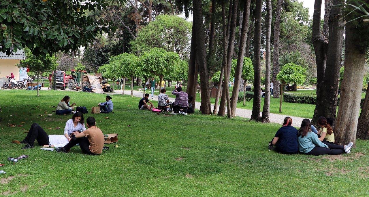 Adana'da sıcaklık 41 derece olunca halk koronayı unutup parklara koştu