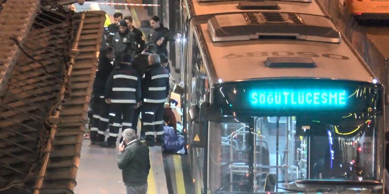 Duraktan yola düştü, metrobüsün altında kalarak can verdi