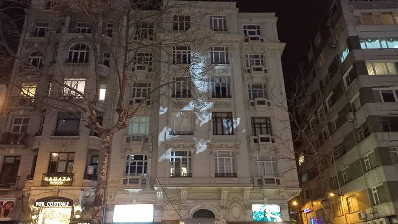 Agos'un eski binasına Hrant Dink'in silüeti ve güvercin görüntüleri yansıtıldı