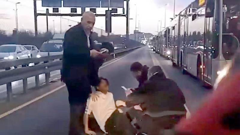 Tel örgüleri aşıp yola atlayınca metrobüs çarptı