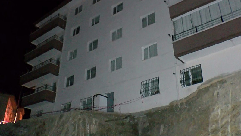 İnşaat kazısında apartmanın istinat duvarı çöktü: 19 daire tahliye edildi