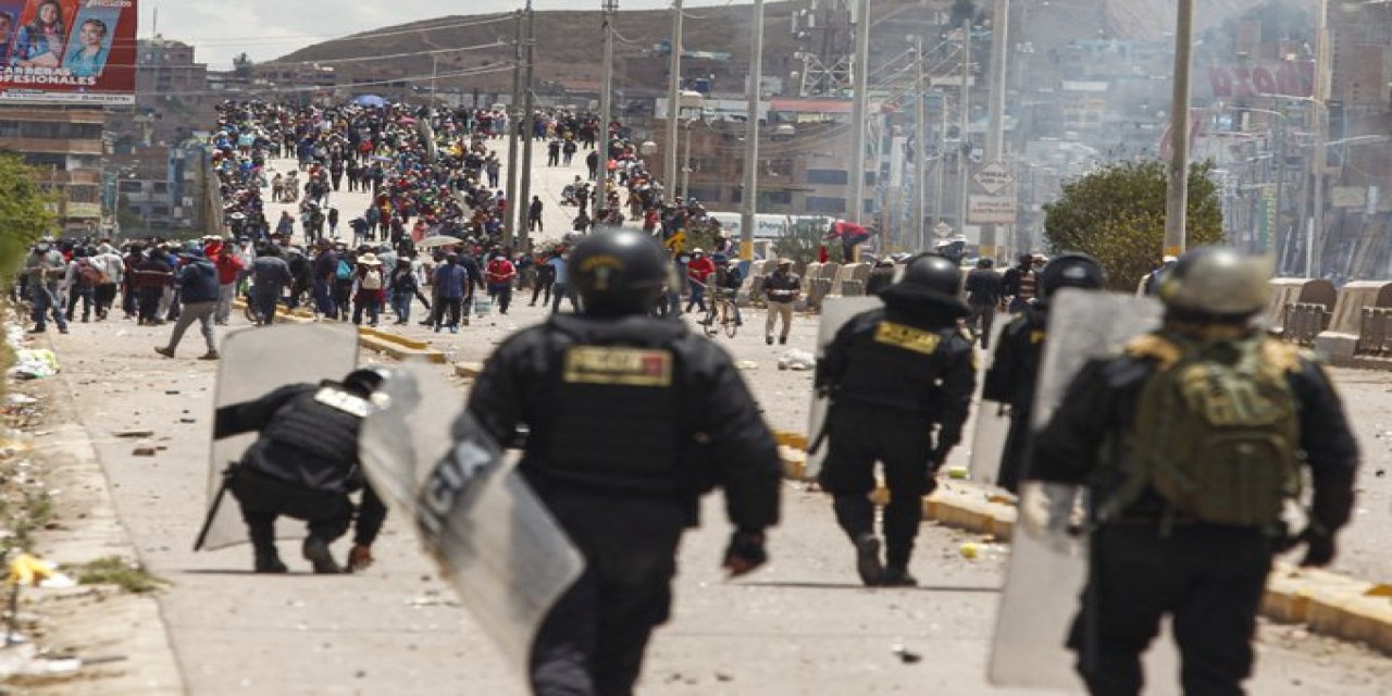 Protestocular havaalanına girmeye çalıştı