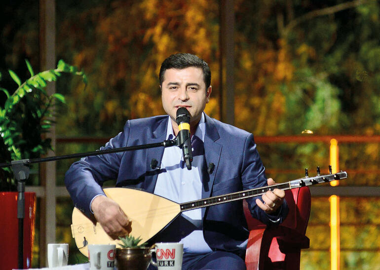 Demirtaş, Erkan Oğur'u eleştirdi ve ekledi: "Kimse buradan yola çıkarak Erkan Oğur gibi bir sanatçının üstünü çizemez"