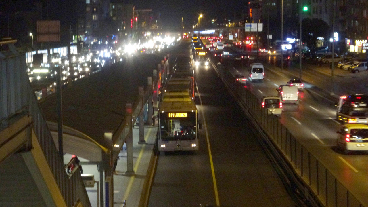 Avcılar'da metrobüs arızalandı: Yolcular yürümek zorunda kaldı