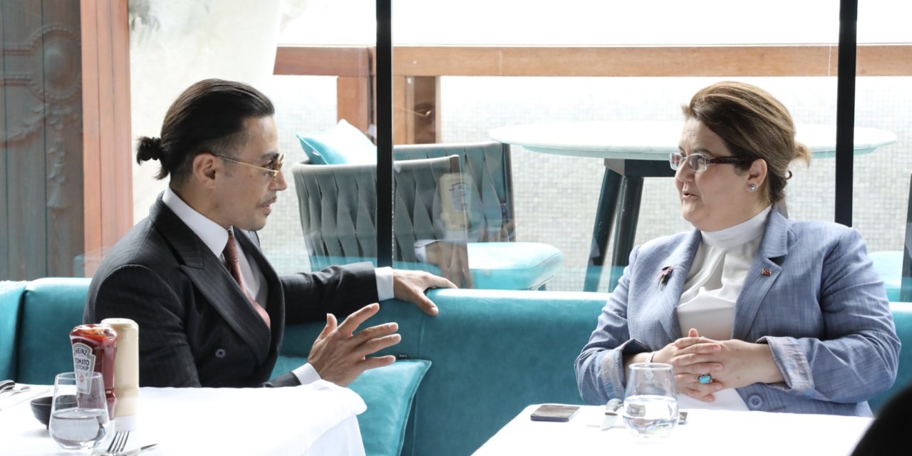 Aile Bakanı Yanık, bağış teşekkürü için Nusret'in dükkanına gitti