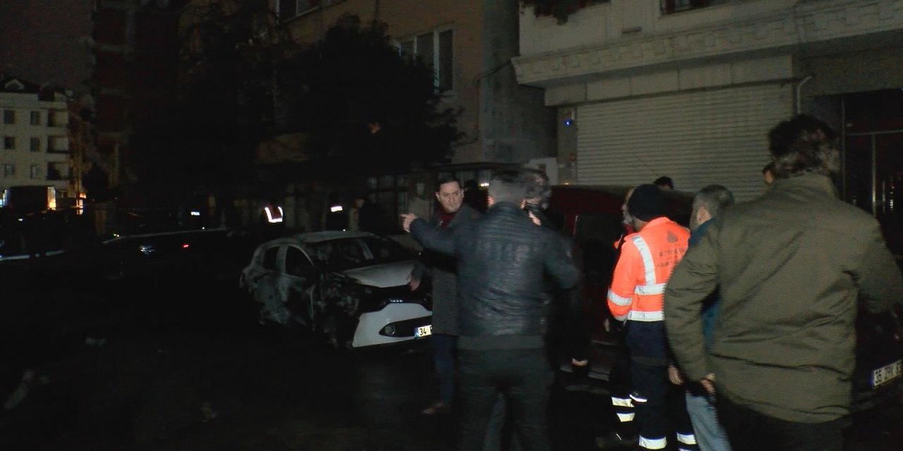 Zeytinburnu'nda sokakta doğal gaz kaynaklı patlama; yol çöktü, 4 araç yandı