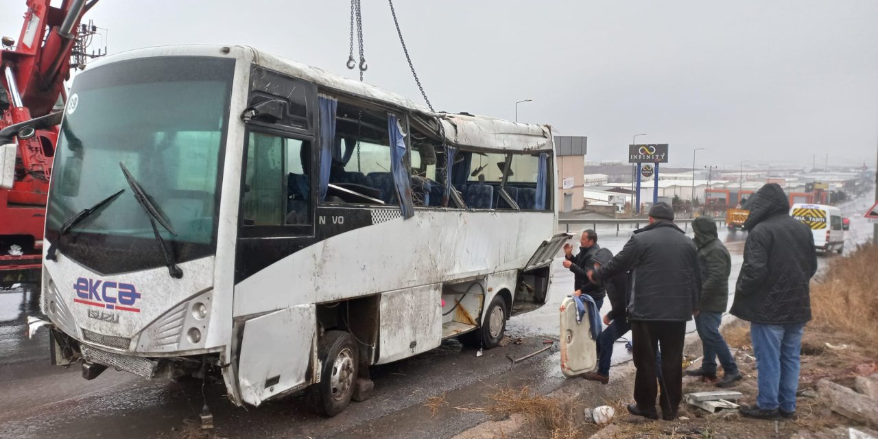 Kayseri'de işçi servis midibüsü devrildi: 3'ü ağır, 25 yaralı