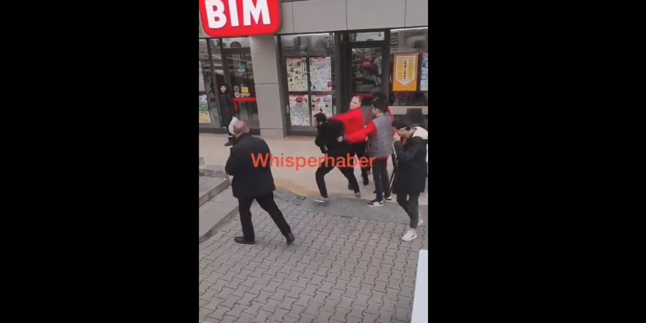 BİM'den peynir çaldığı iddia edilen gence dayak videoda
