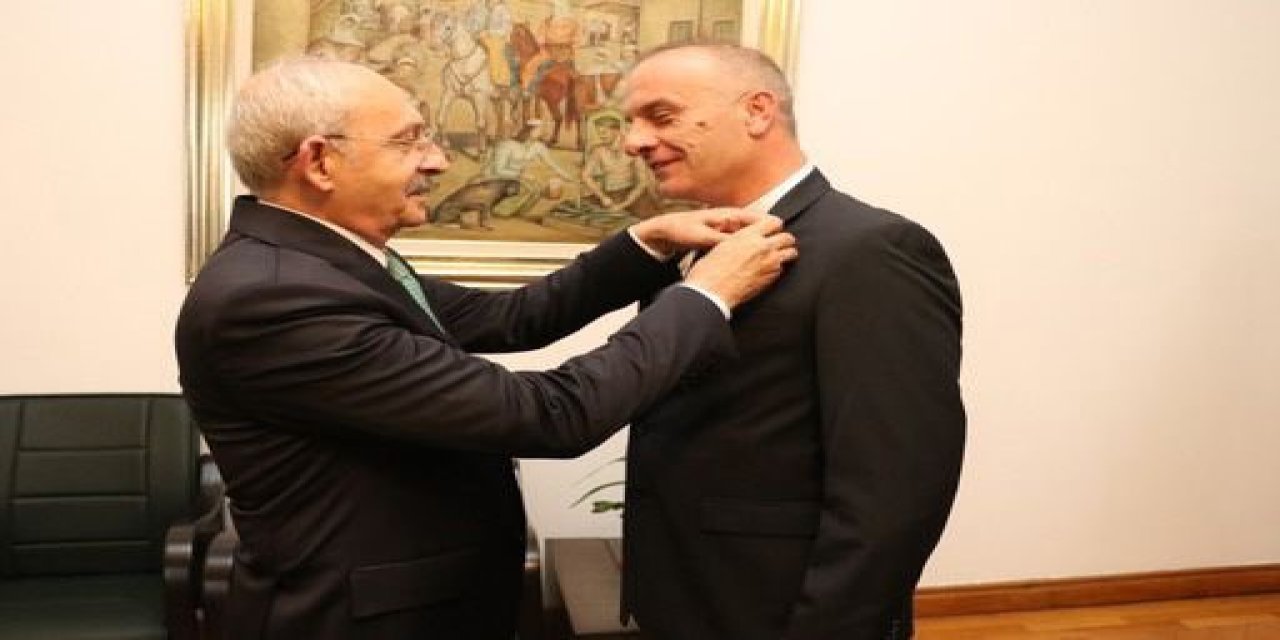 MHP'den istifa etmişti, CHP'ye katıldı: Rozetini Kılıçdaroğlu taktı
