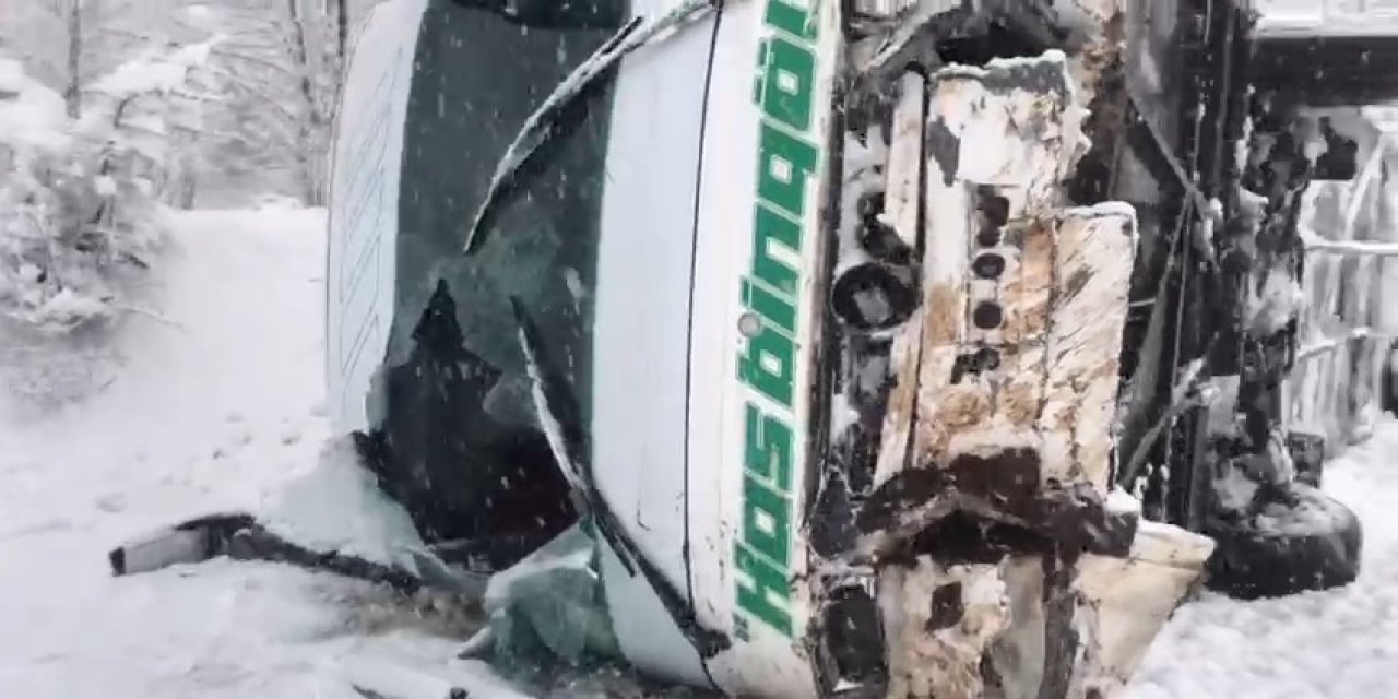 Bingölde şiddetli kar yağışı: Bir yolcu otobüsü devrildi, yaralılar var