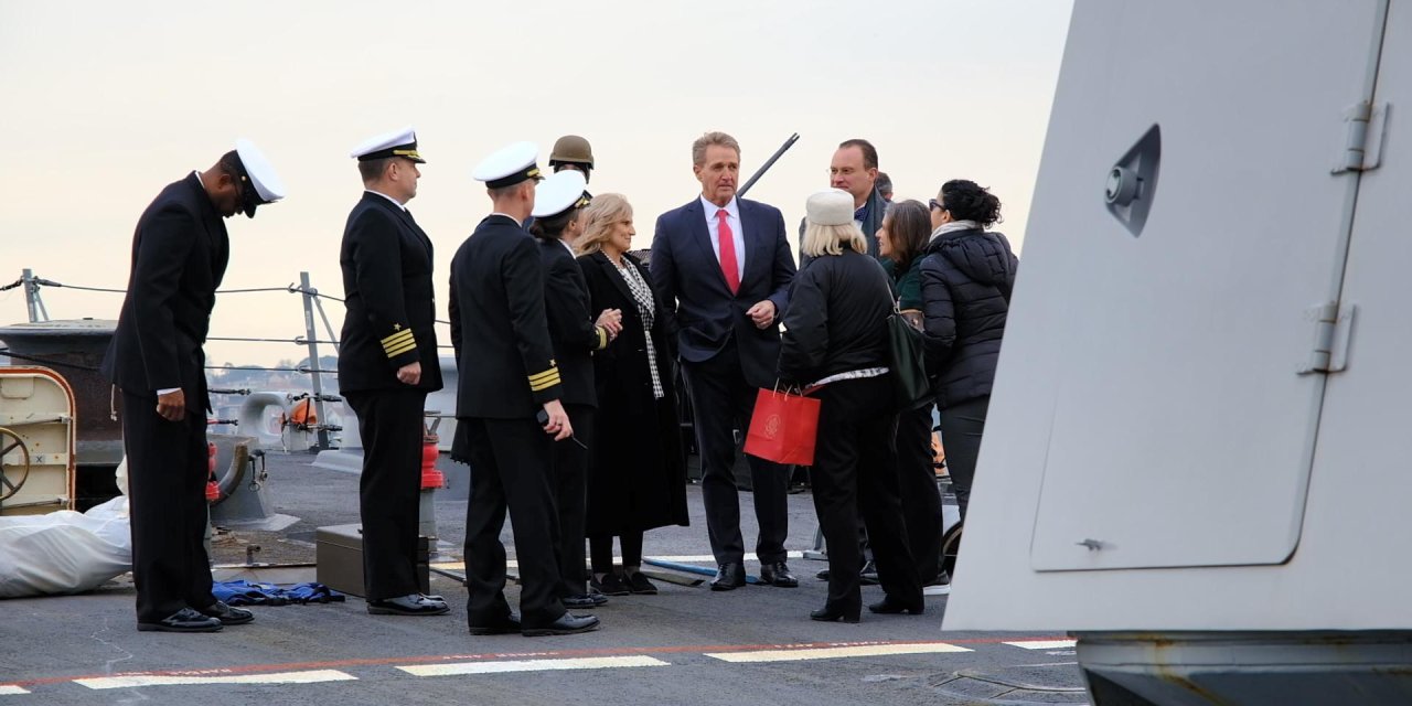 ABD Büyükelçisi Jeffry L. Flake Boğaz'a demirleyen savaş gemisini ziyaret etti