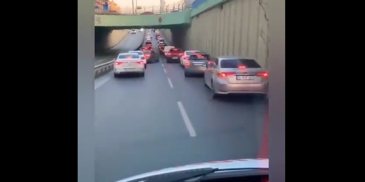 İstanbul sürücüleri takdir topladı: Ambulansa fermuar sistemiyle yol verdiler