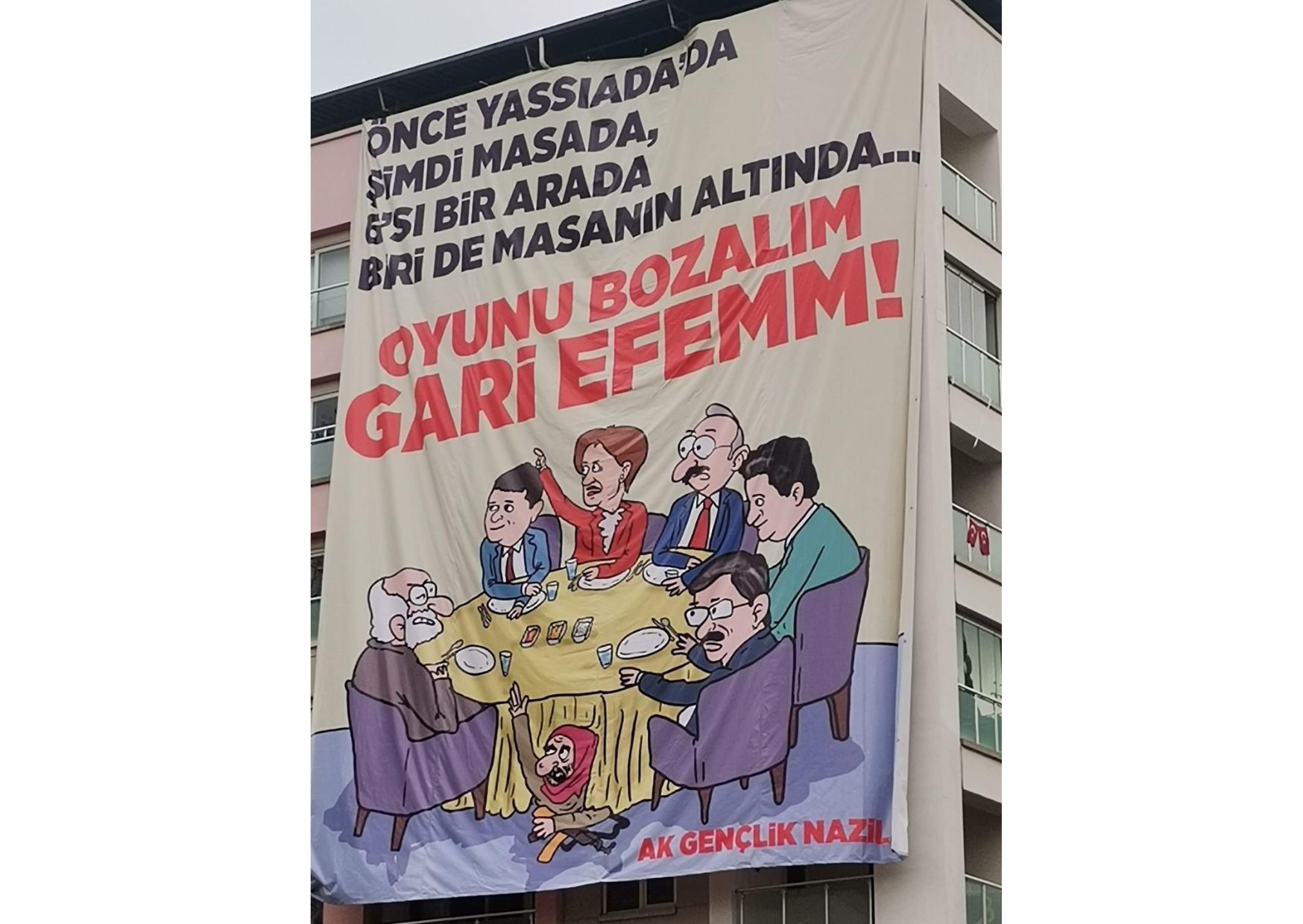 AKP'nin '6'sı bir arada biri de masanın altında' pankartına suç duyurusu