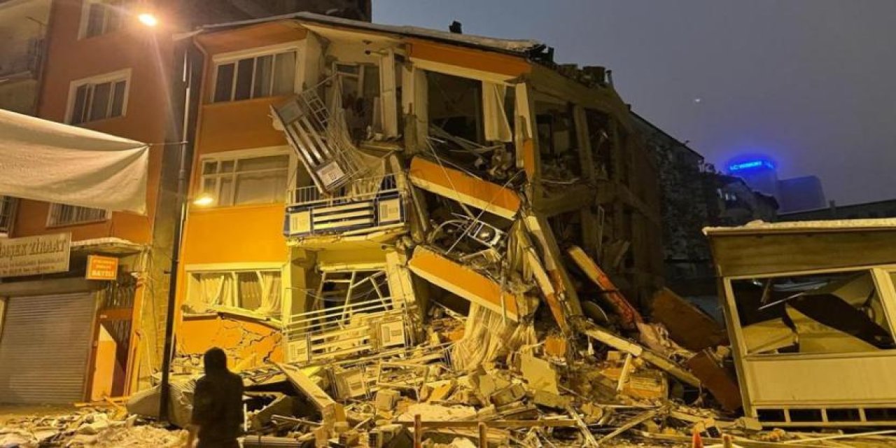 Malatya'da bir çok bina yıkıldı