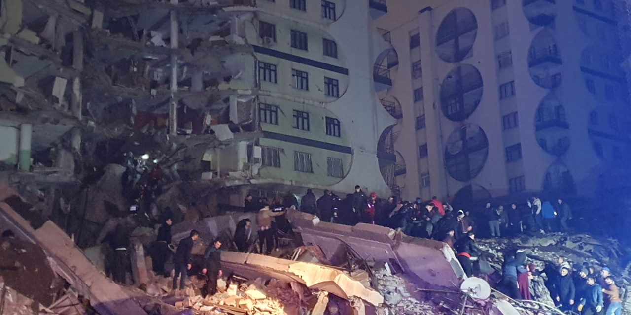 Kahramanmaraş'taki deprem 4 ülkeyi daha etkiledi: Halk sokakta sabahladı