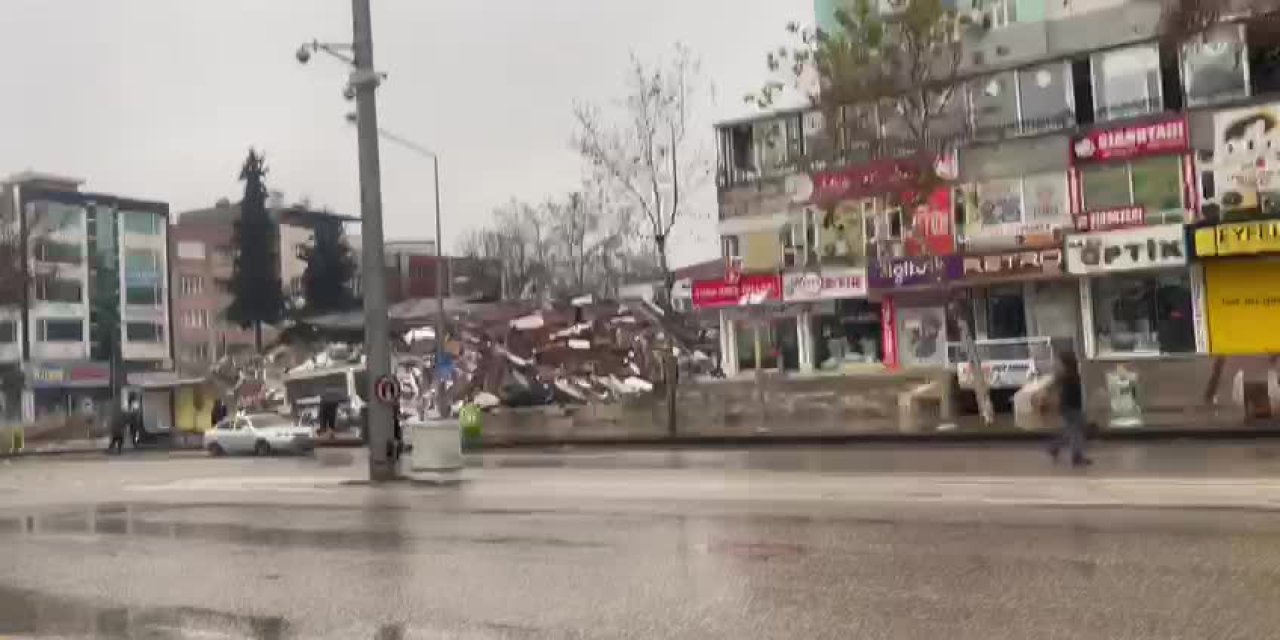 Adıyaman'da belediye başkanlığı binası yıkıldı