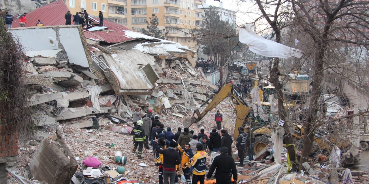 7,7 ve 7,6 büyüklüğünde iki deprem: 10 kentte büyük yıkım