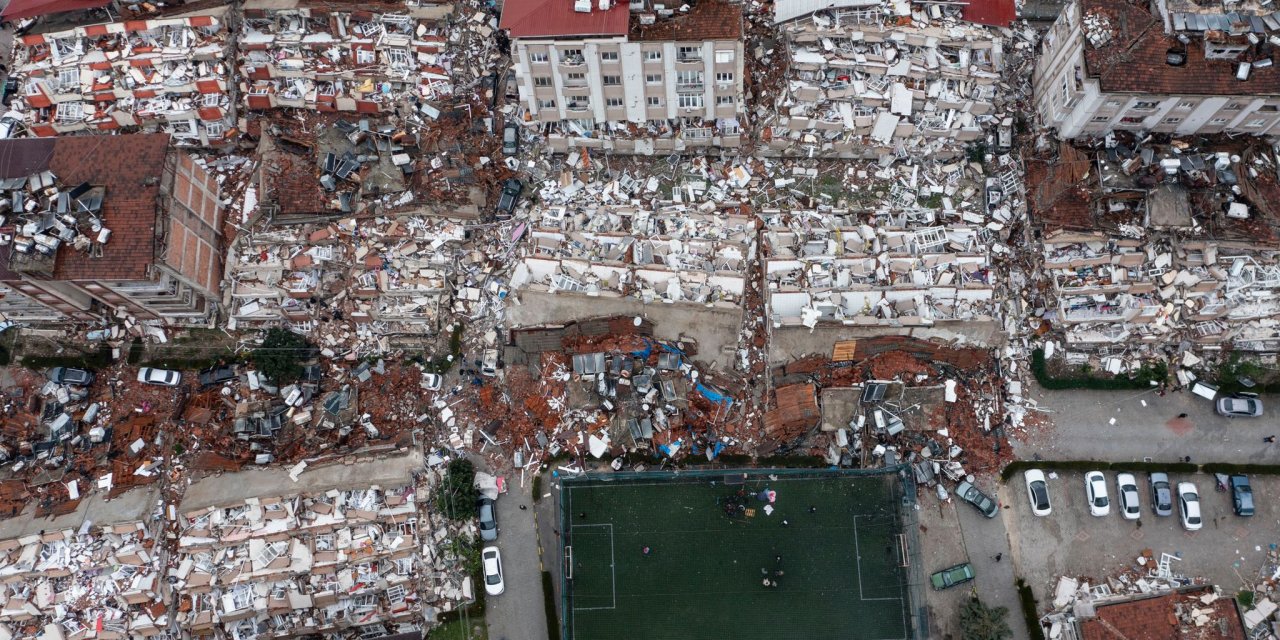 Hatay milletvekili Güzelmansur: Arama kurtarma ekiplerini bekliyoruz. Hangi binaya gitseniz insanların sesi geliyor