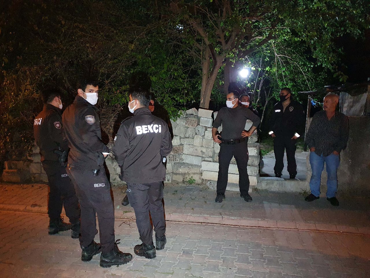 Babası ve ağabeyini bıçaklayarak öldürdüğü iddia edilen şüpheli devriye gezen polise yakalandı
