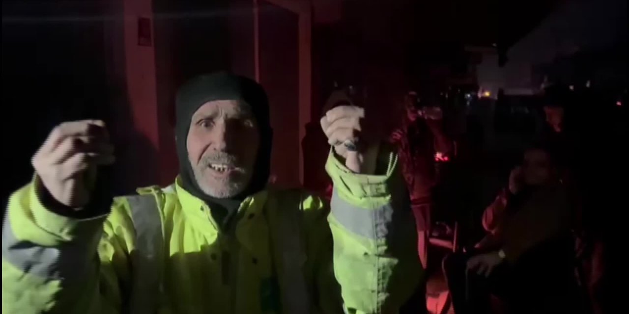 Hatay'da yardım bekleyen vatandaş: 7 tane cenaze var! Ellerimizle kazıdık