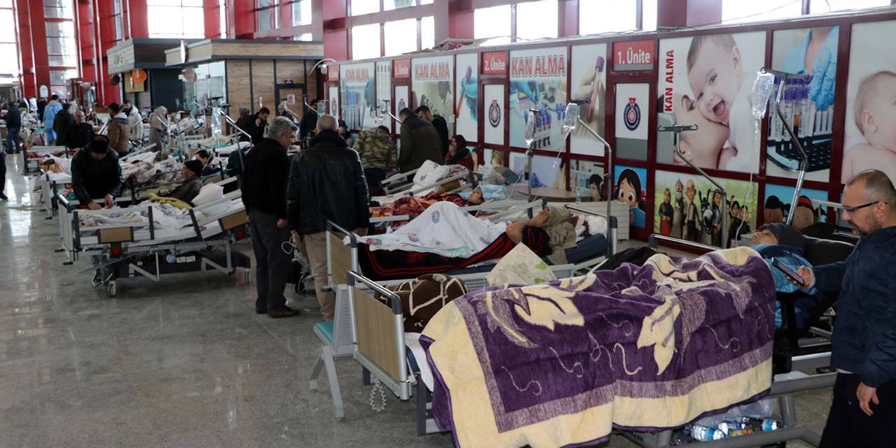 İkinci deprem hastanede risk yarattı: Yaralılar koridorda