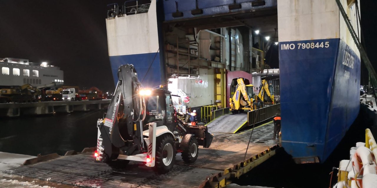 İskenderun'a deniz yoluyla iş makinesi sevkiyatı sürüyor