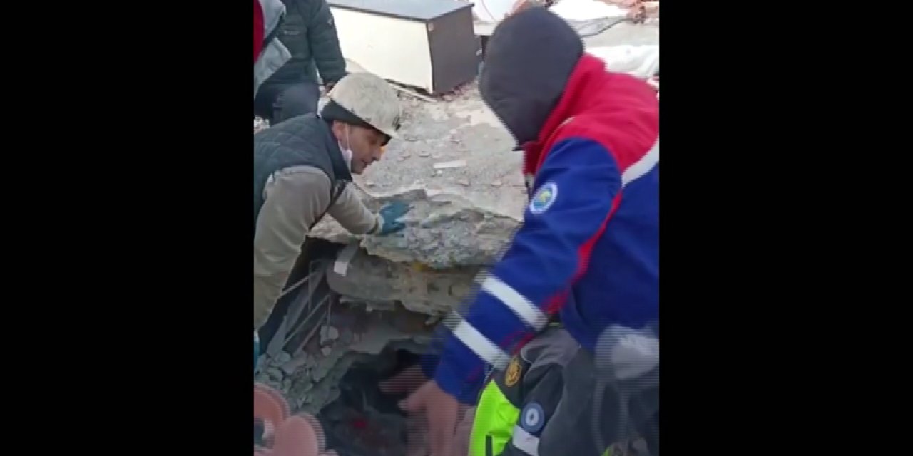 Madenciler bir anne ve kızını depremden 65 saat sonra enkazdan kurtardı