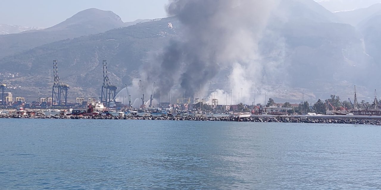 İskenderun Limanı'ndaki yangında soğutma çalışmaları devam ediyor