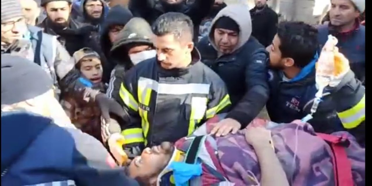 5 kişilik aileden 3'ü, enkazdan 79'uncu saatte kurtarıldı, diğerleri aranıyor