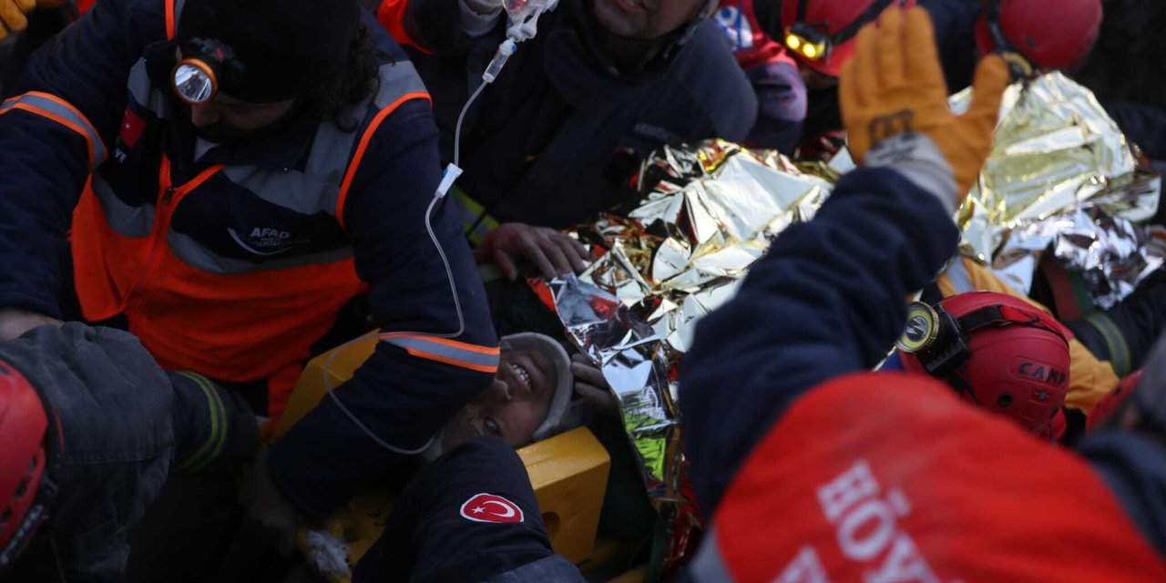 Antalya Büyükşehir Belediyesi İtfaiyesi 86 saat sonra Alkan kardeşleri kurtardı: Sismik dinleme cihazıyla yaşadıkları anlaşıldı