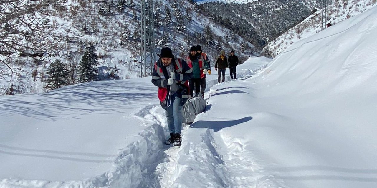 Ekipler 5 kilometrelik yolu aştı: 83 saat sonra 4 saat süren çalışmanın ardından kar altındaki enkazdan çıkarıldı
