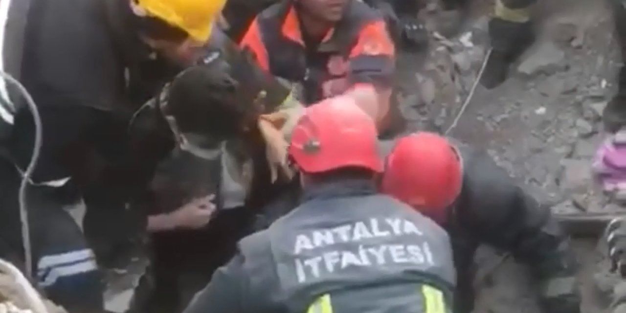 Açtıkları delikten seslendiler, 86'ncı saatte 14 yaşındaki çocuğu kurtardılar