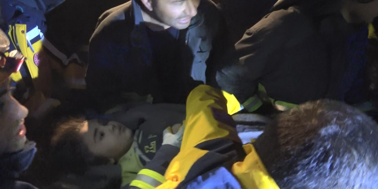 Enkaz mucizeleri...Kumbarasını  bırakmayan çocuktan yoğun bakımda iken enkaz altında kalan teyzeye...