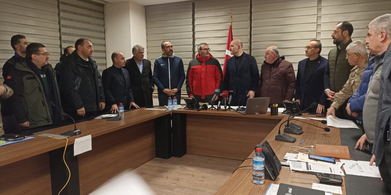 İçişleri Bakanı Soylu: Bu kadar büyük bir afette siyaset çıkarmak insanlık suçudur