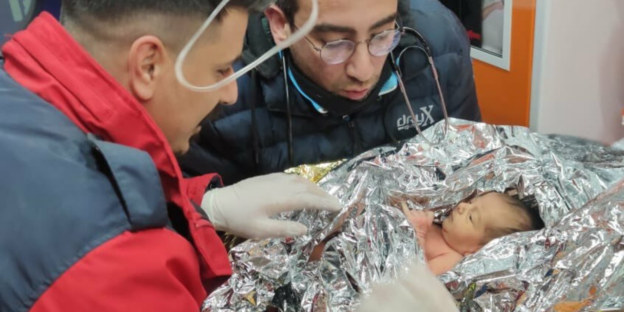 Ekrem İmamoğlu duyurdu: 10 günlük bebek, depremden 90 saat sonra enkazdan sağ çıkarıldı