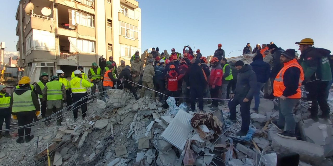 Hatay'da bir kişi daha enkazdan çıkarıldı
