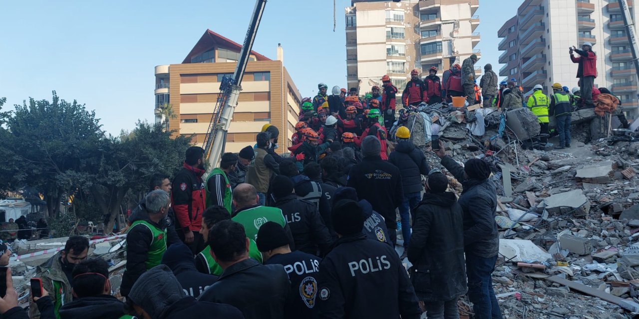 102'inci saateki mucize: Enkazdaki 9 kişiden 6'sı kurtarıldı