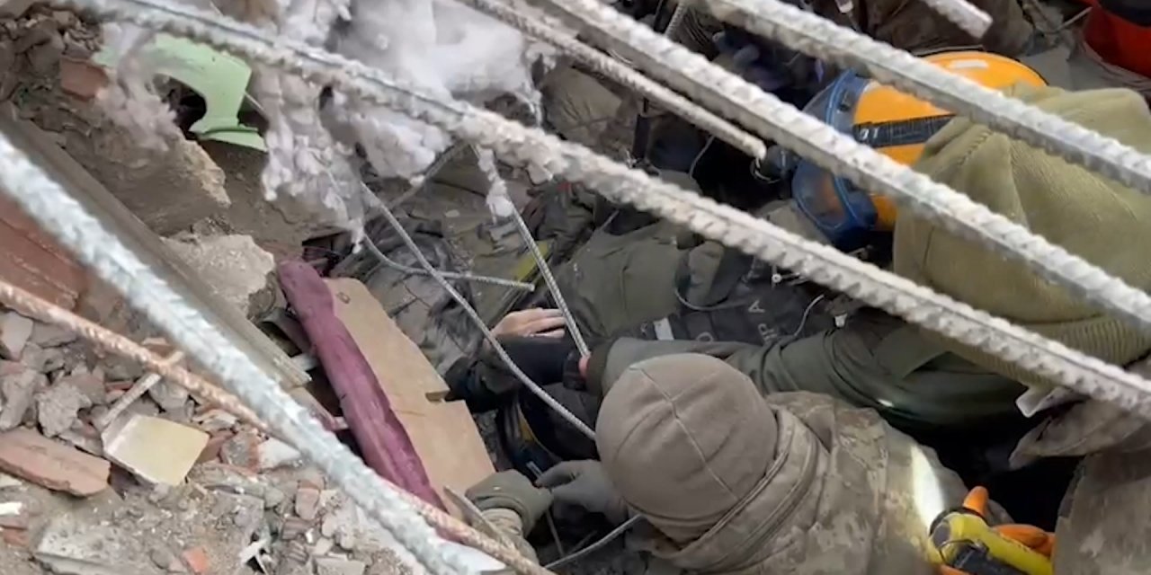 İsrail ekibi 5’inci günde 10 yaşındaki çocuğu sağ çıkardı