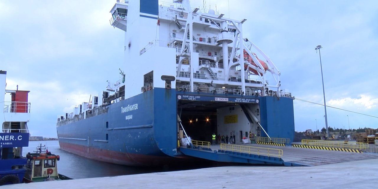 2 buçuk günde İskenderun Limanı'na ulaşması bekleniyor:  Gönderilen iş makineleri ve yardım malzemeleri gemiye yüklendi