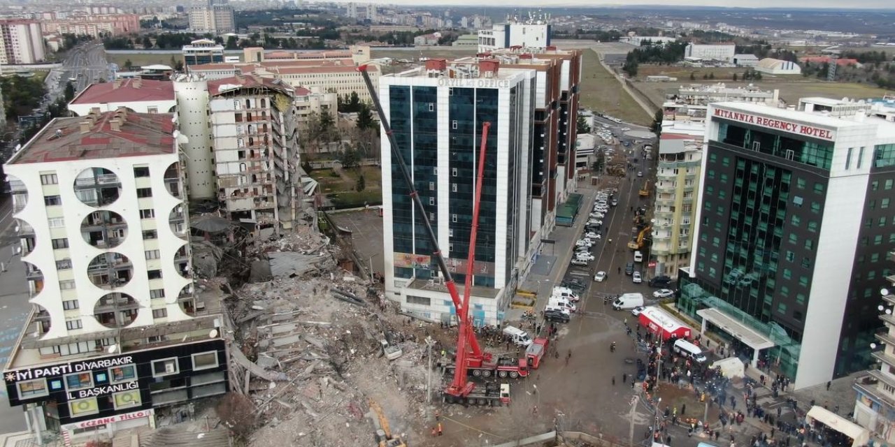 Diyarbakır'da depremde yıkılan binalarla ilgili 33 gözaltı kararı