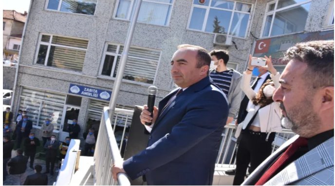 Yolsuzlukla suçlanan belediye başkanından balkon konuşması: "İstifa etmemi bekleyenler avcunu yalasın"