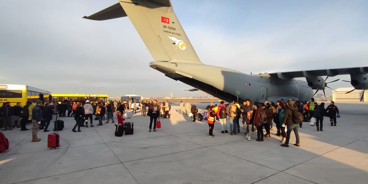 Deprem bölgesinde tahliye çalışması sürüyor: 255 kişi askeri uçakla İstanbul'a götürüldü