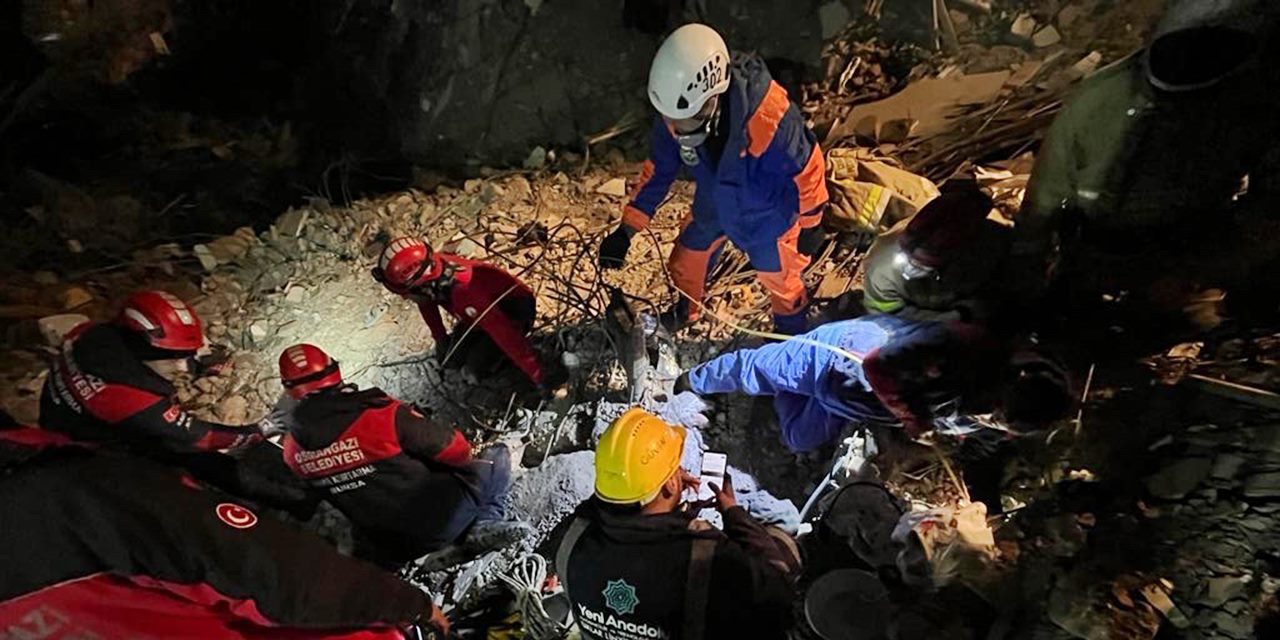 Deprem bölgesinden peş peşe güzel haberler: Bir aile 138 saat; 8 yaşındaki çocuk 151 saat kurtarıldı