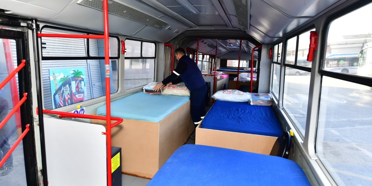 İzmir'de otobüsler depremzedeler için barınma aracına dönüştürüldü: İskenderun' yola çıktı