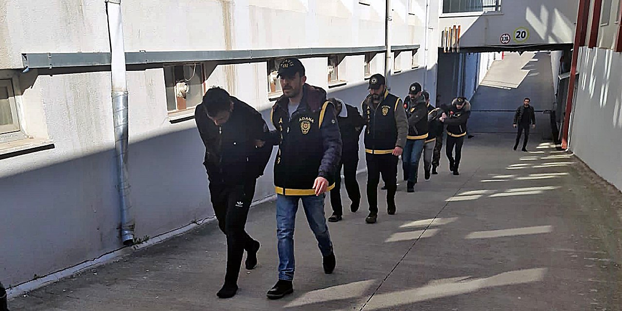 Hasarlı binadaki hırsızlığa 10 tutuklama