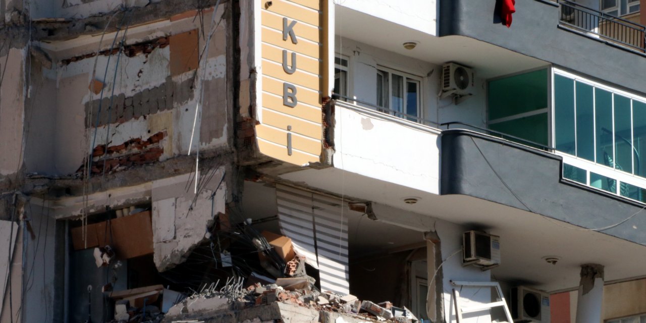 Kubilay Apartmanı’nın enkazındaki baba ile oğulun cansız bedenleri çıkarıldı