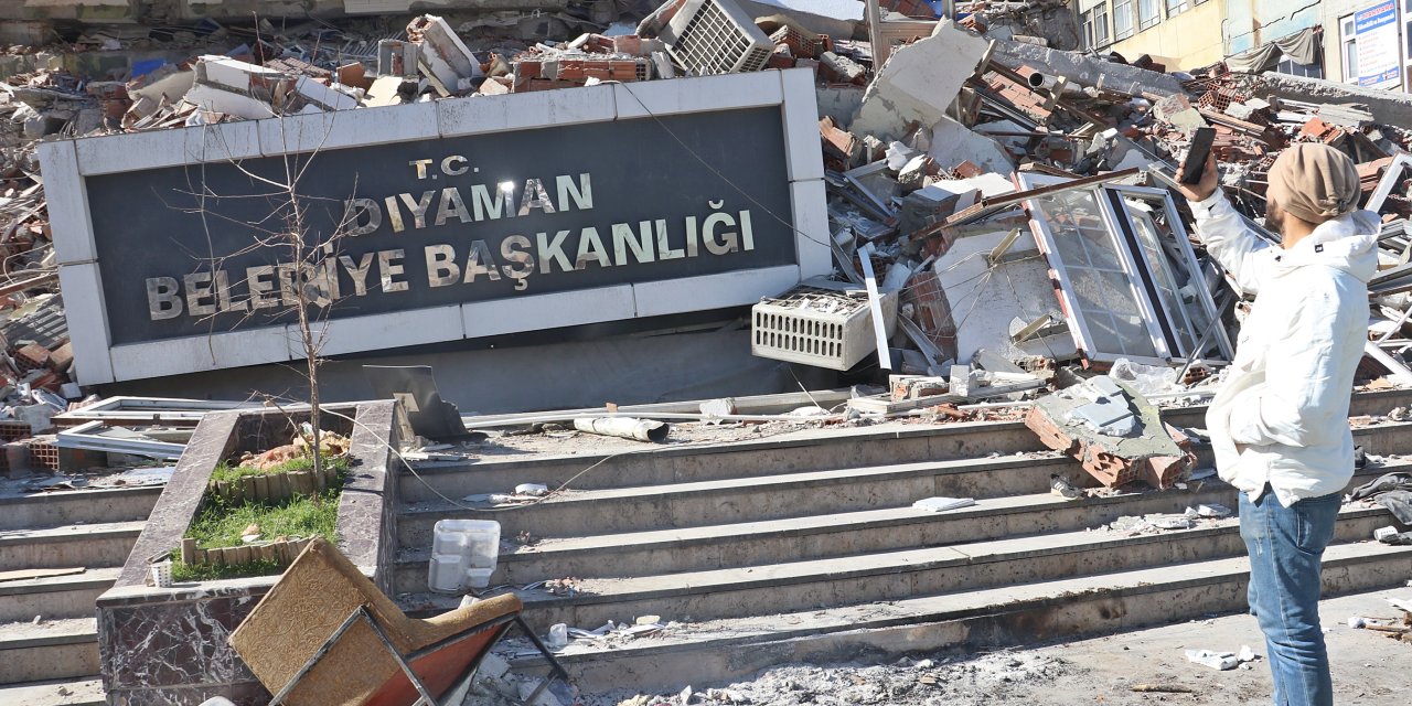 Belediye binası yıkıldı, AB mevzuatına göre yapılan binanın camları bile kırılmadı