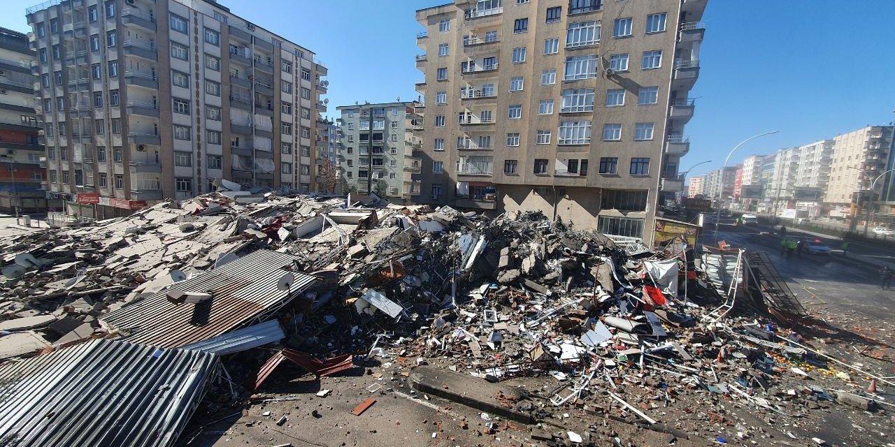 Diyarbakır’da yıkım sırasında 9 katlı bina çöktü; o anlar kamerada
