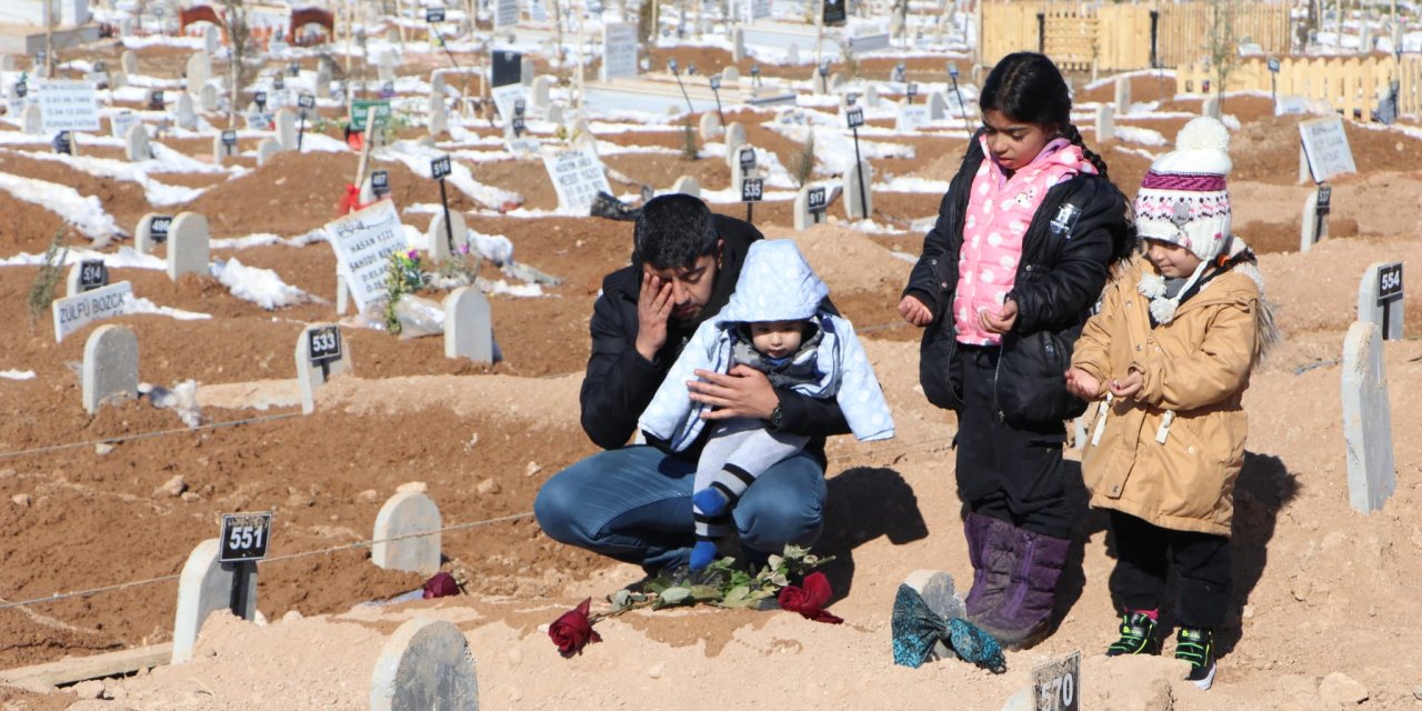 Depremde ölen eşinin mezarını ziyaret edip, Sevgililer Günü'nü kutladı