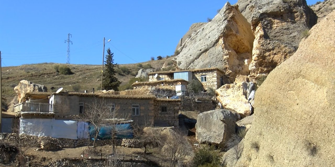 Depremde köye dev kayalar yağdı; ortadan ayrılan kaya drone ile görüntülendi